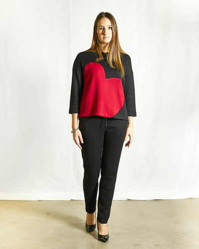 MAGLIA NERA CON CUORE ROSSO