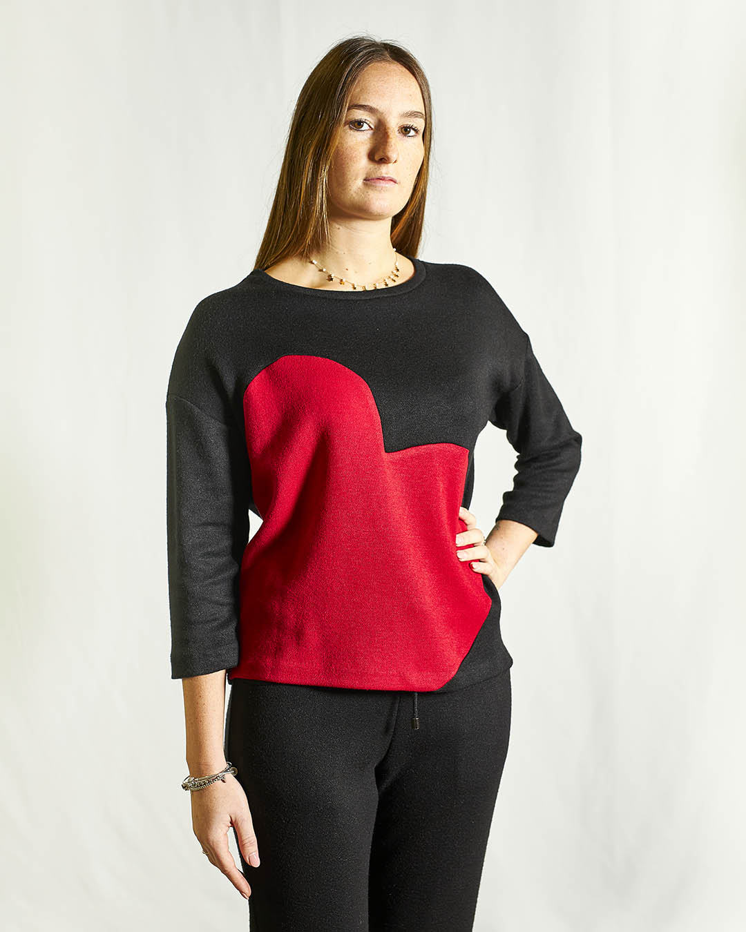 MAGLIA NERA CON CUORE ROSSO
