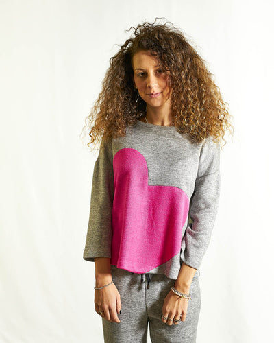 MAGLIA GRIGIA CON CUORE FUCSIA