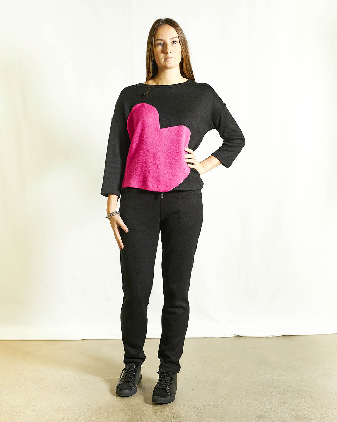 MAGLIA NERA CON CUORE FUCSIA