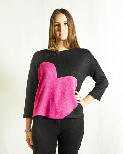 MAGLIA NERA CON CUORE FUCSIA