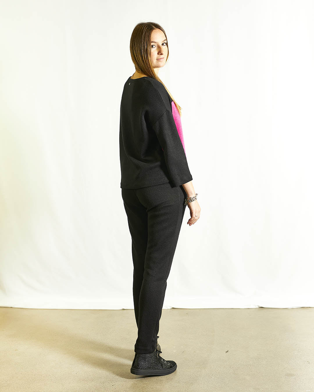 MAGLIA NERA CON CUORE FUCSIA