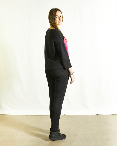 MAGLIA NERA CON CUORE FUCSIA