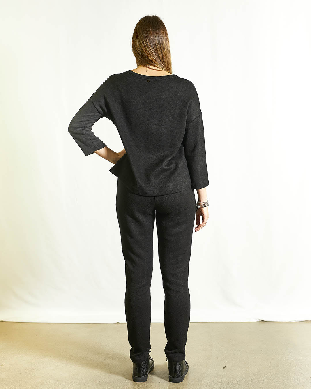 MAGLIA NERA CON CUORE FUCSIA