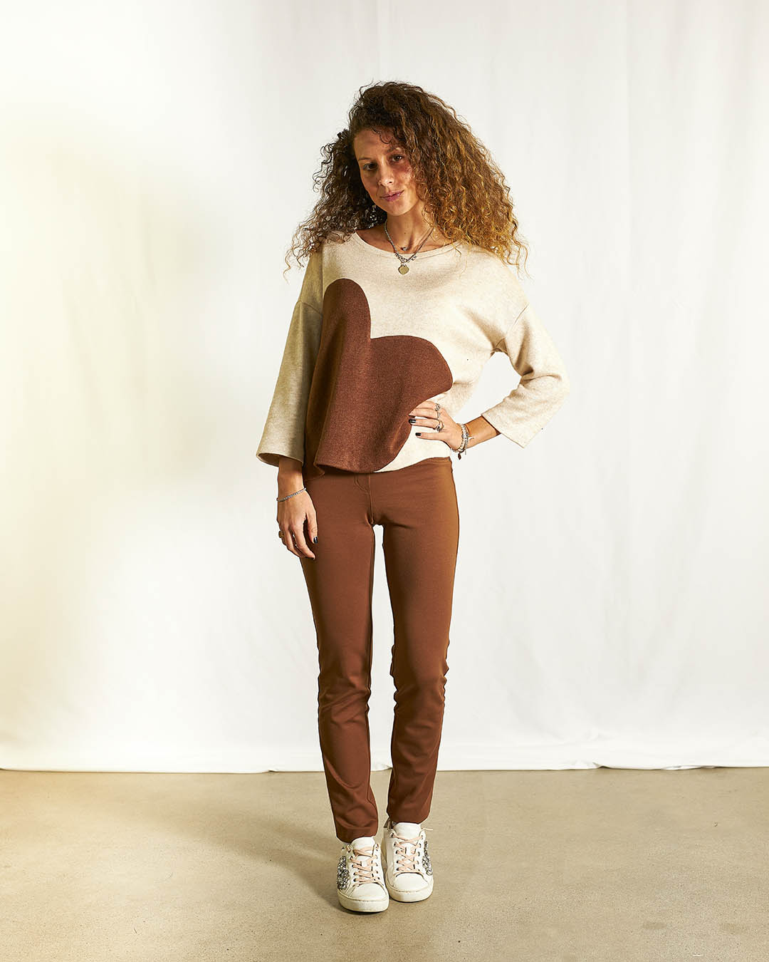 MAGLIA BEIGE CON CUORE MARRONE
