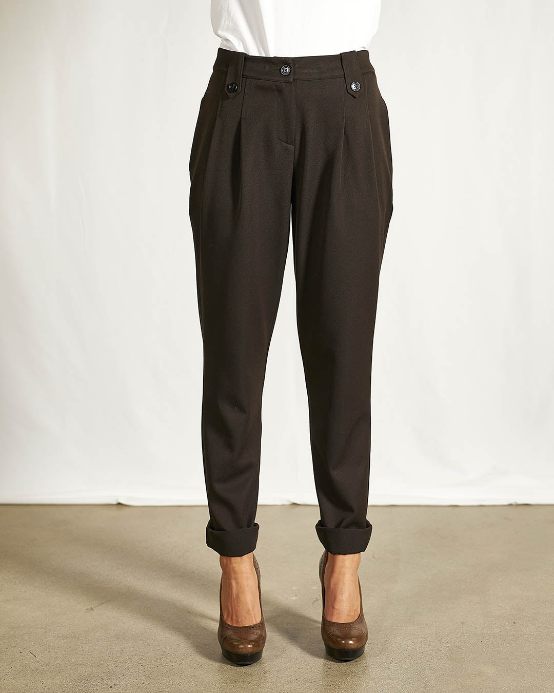 PANTALONE CON PENCES MORO