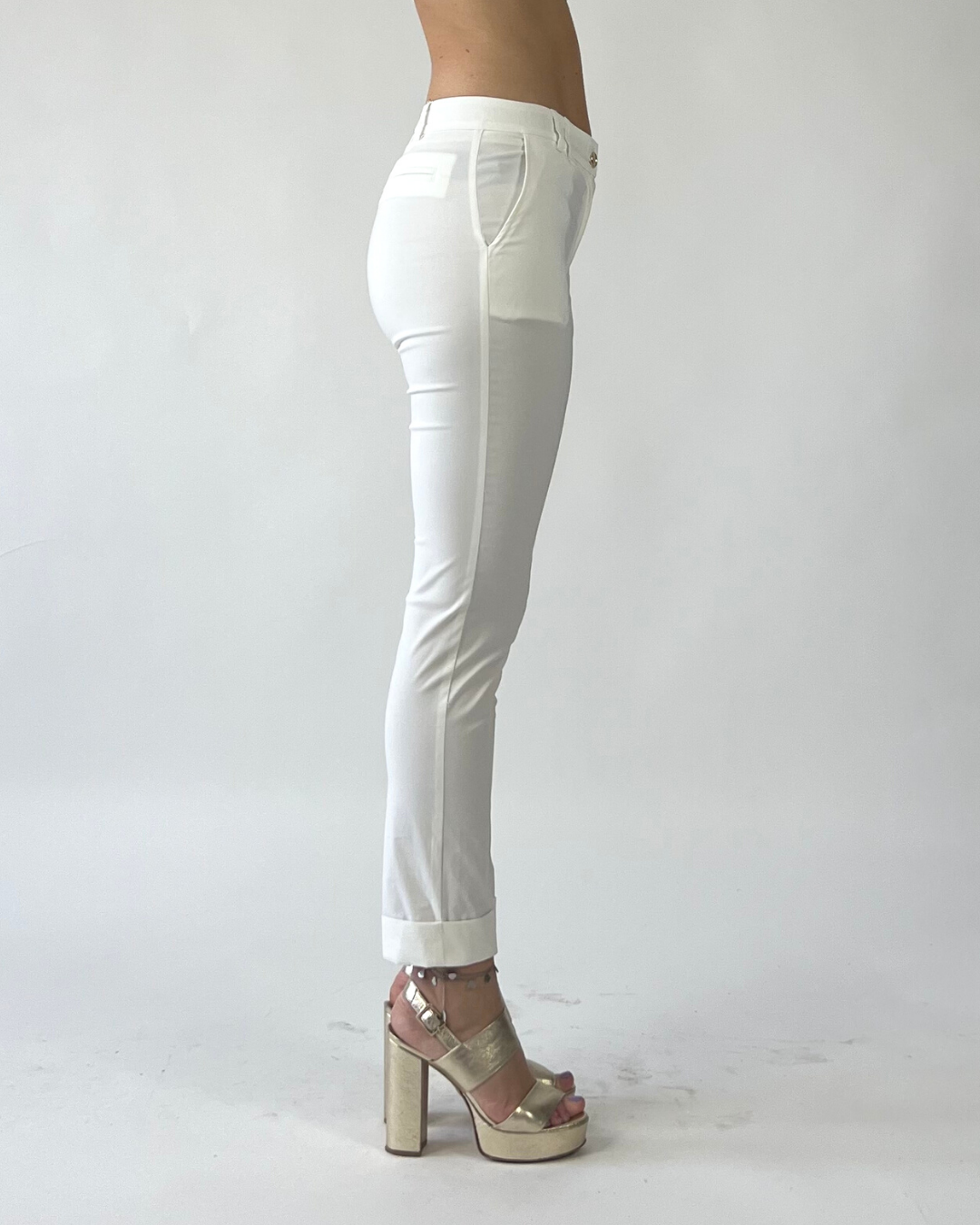 PANTALONE SKINNY TINTA UNITA CON RISVOLTO BIANCO