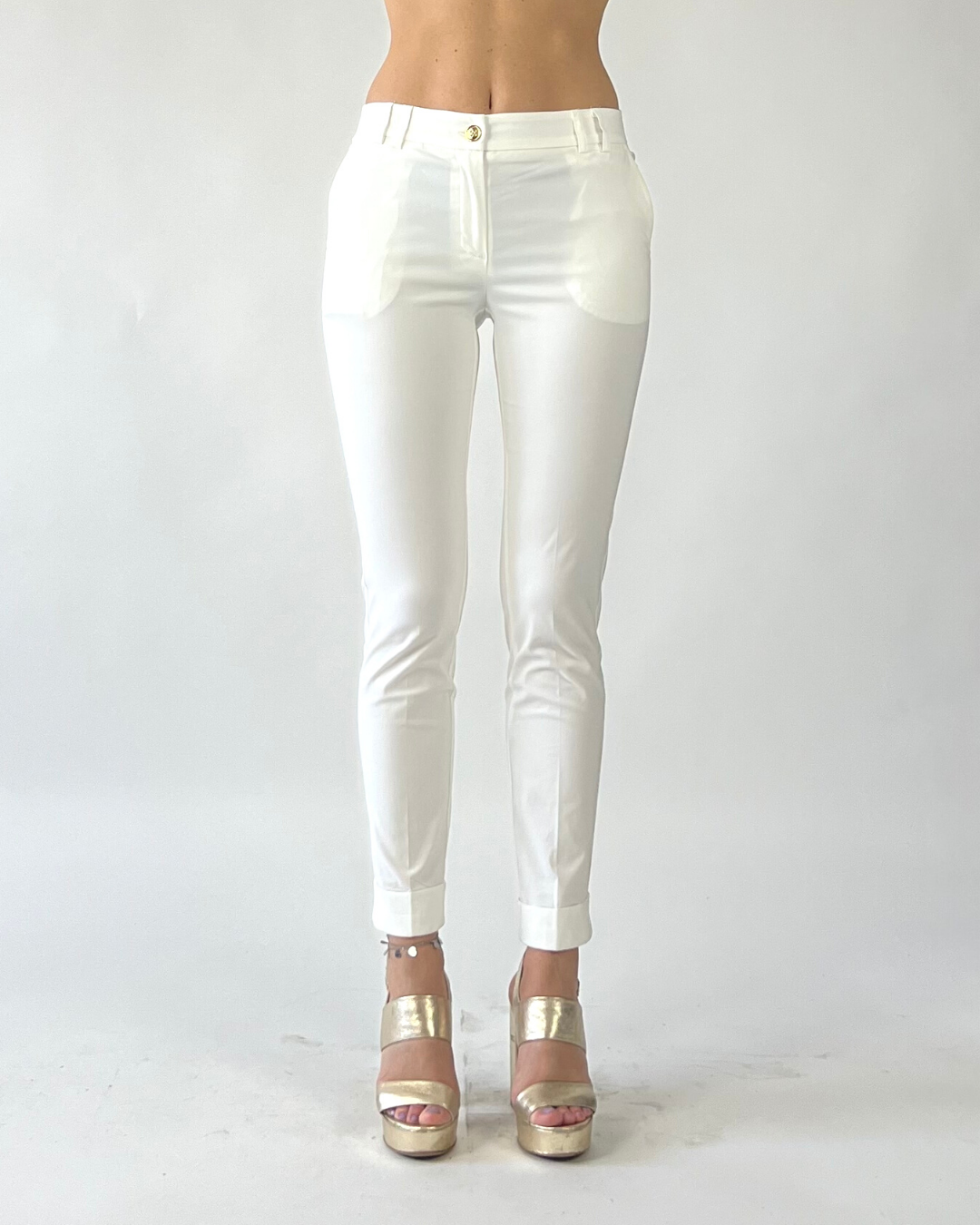 PANTALONE SKINNY TINTA UNITA CON RISVOLTO BIANCO