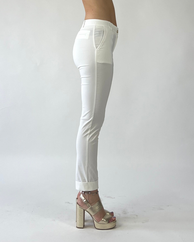 PANTALONE SKINNY TINTA UNITA CON RISVOLTO BIANCO