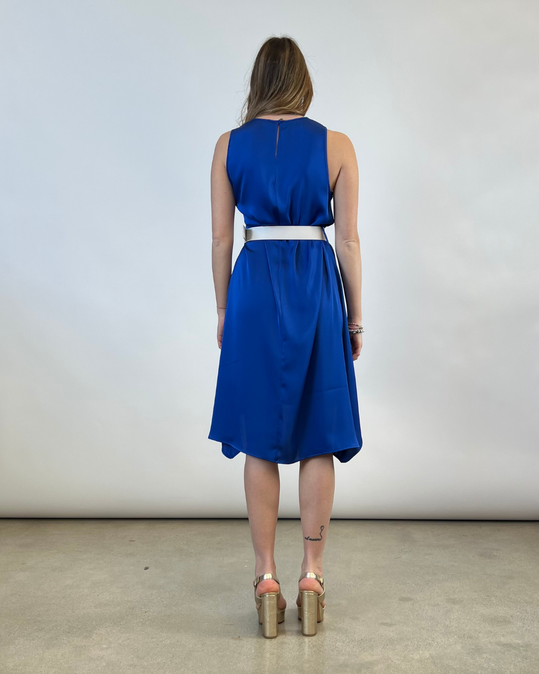 ABITO IN RASO CON CINTURA BLU