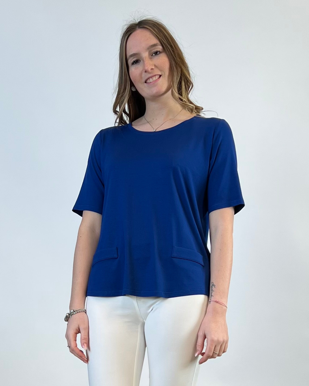 T-SHIRT CON TASCHINE TINTA UNITA BLU CHIARO