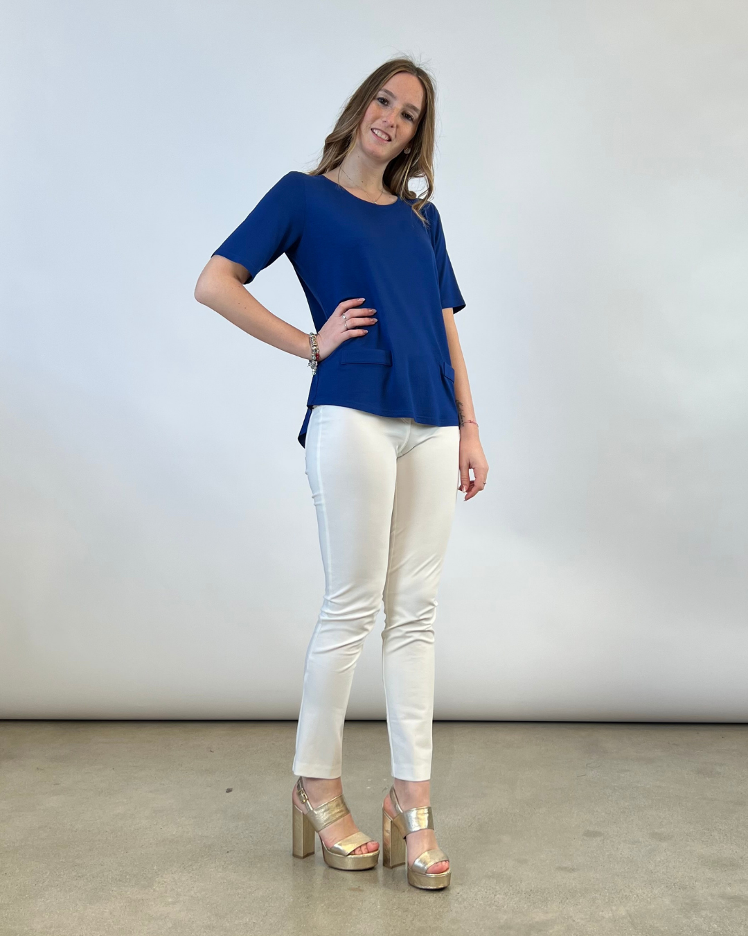 T-SHIRT CON TASCHINE TINTA UNITA BLU CHIARO