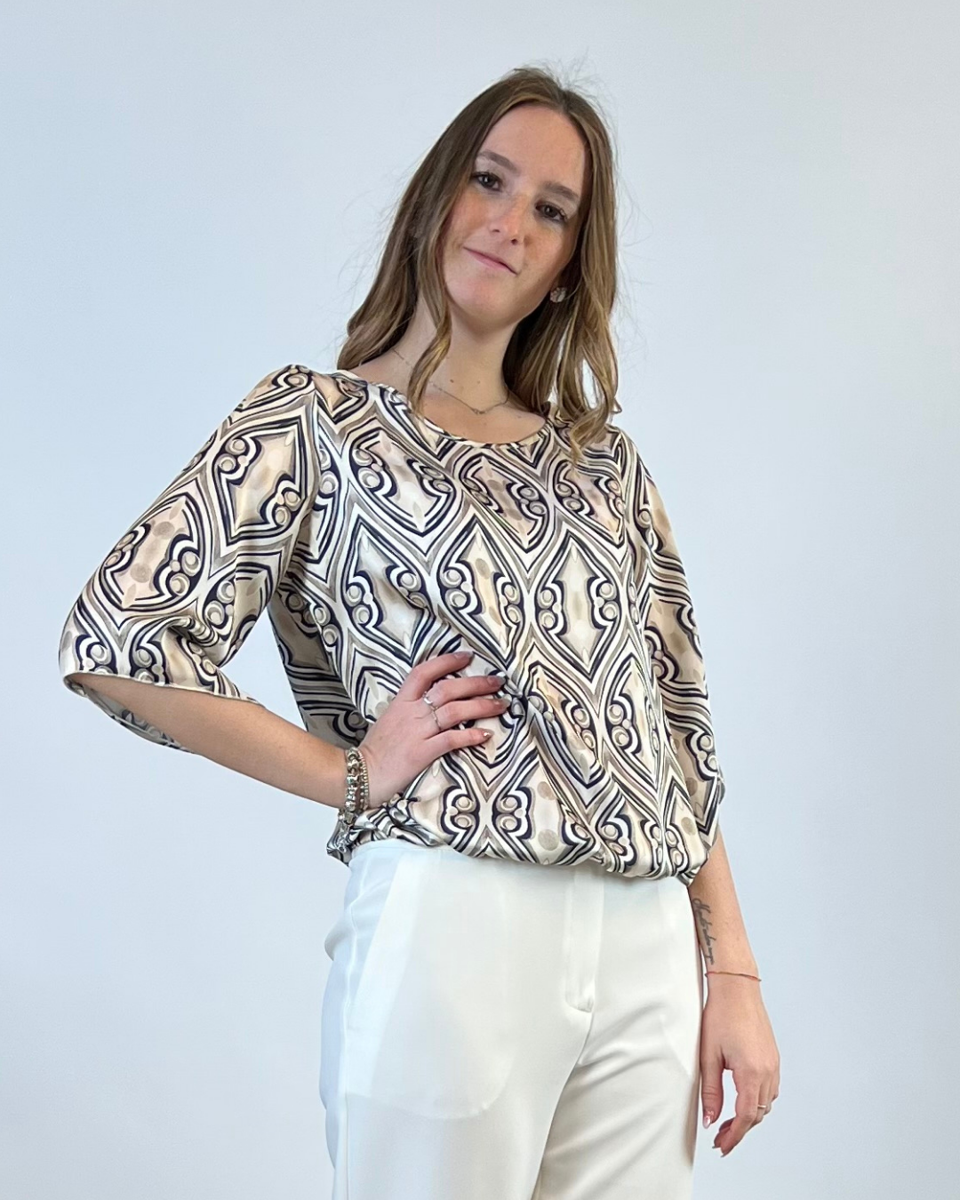 BLUSA CON MANICA A CAMPANA FANTASIA BEIGE