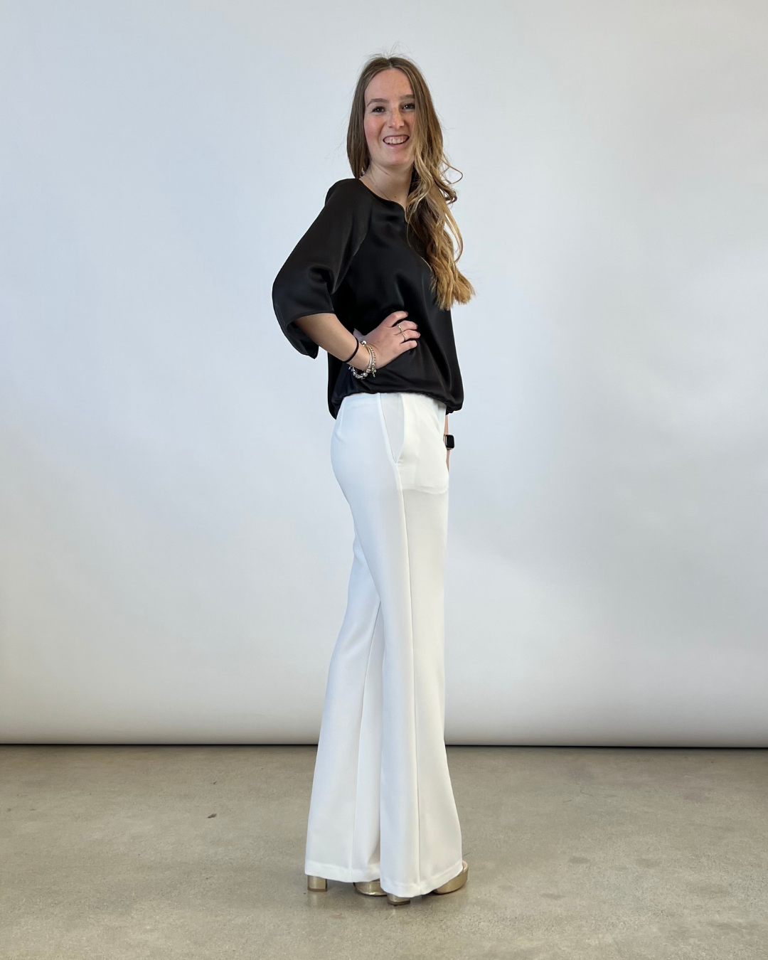 BLUSA CON MANICA A CAMPANA NERA