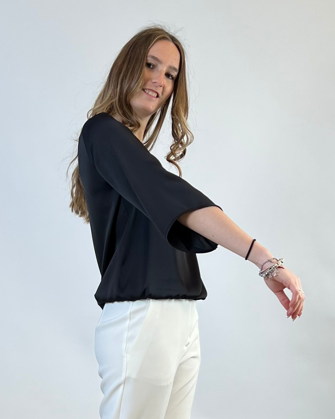 BLUSA CON MANICA A CAMPANA NERA