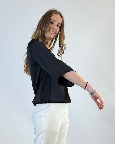 BLUSA CON MANICA A CAMPANA NERA
