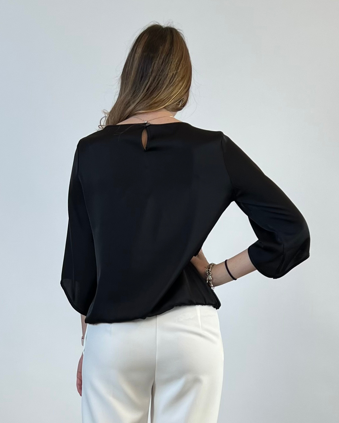 BLUSA CON MANICA A CAMPANA NERA