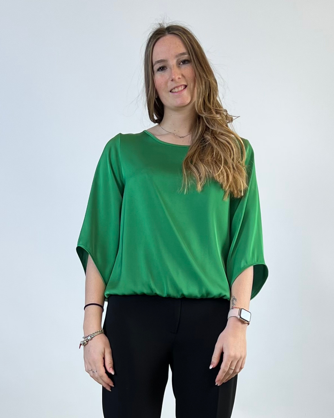 BLUSA CON MANICA A CAMPANA VERDE
