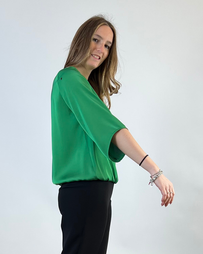 BLUSA CON MANICA A CAMPANA VERDE