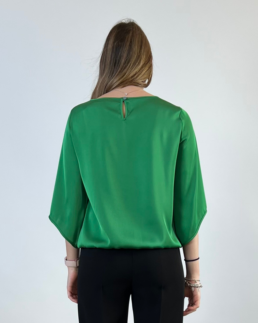 BLUSA CON MANICA A CAMPANA VERDE