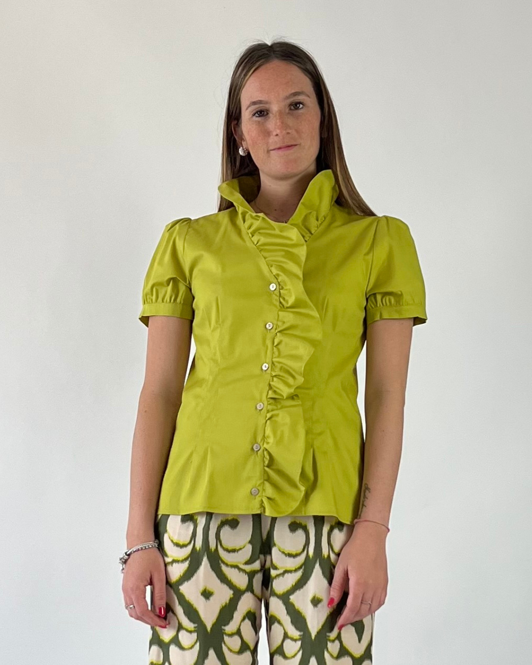 CAMICIA CON JABOT IN TINTA UNITA VERDE