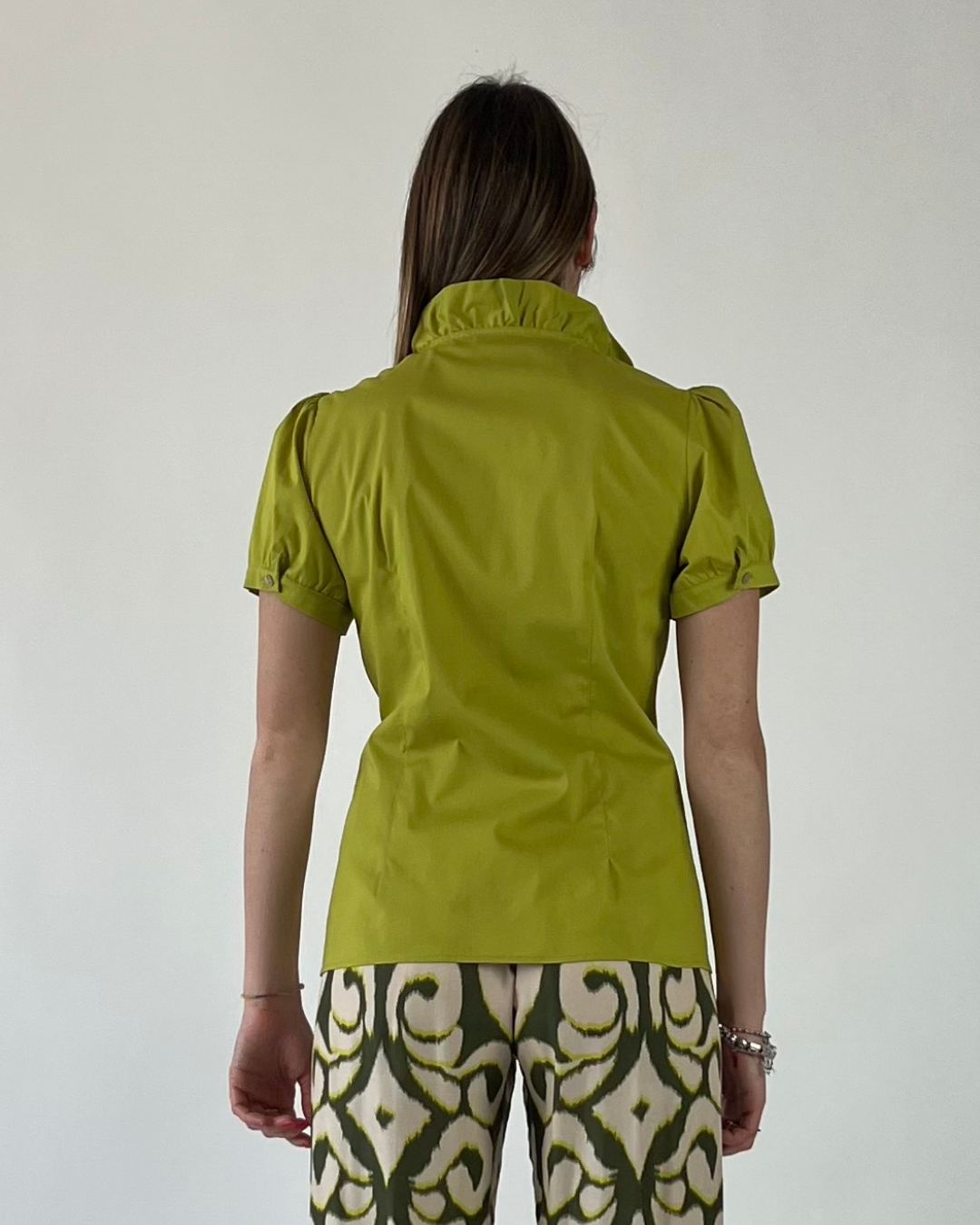 CAMICIA CON JABOT IN TINTA UNITA VERDE