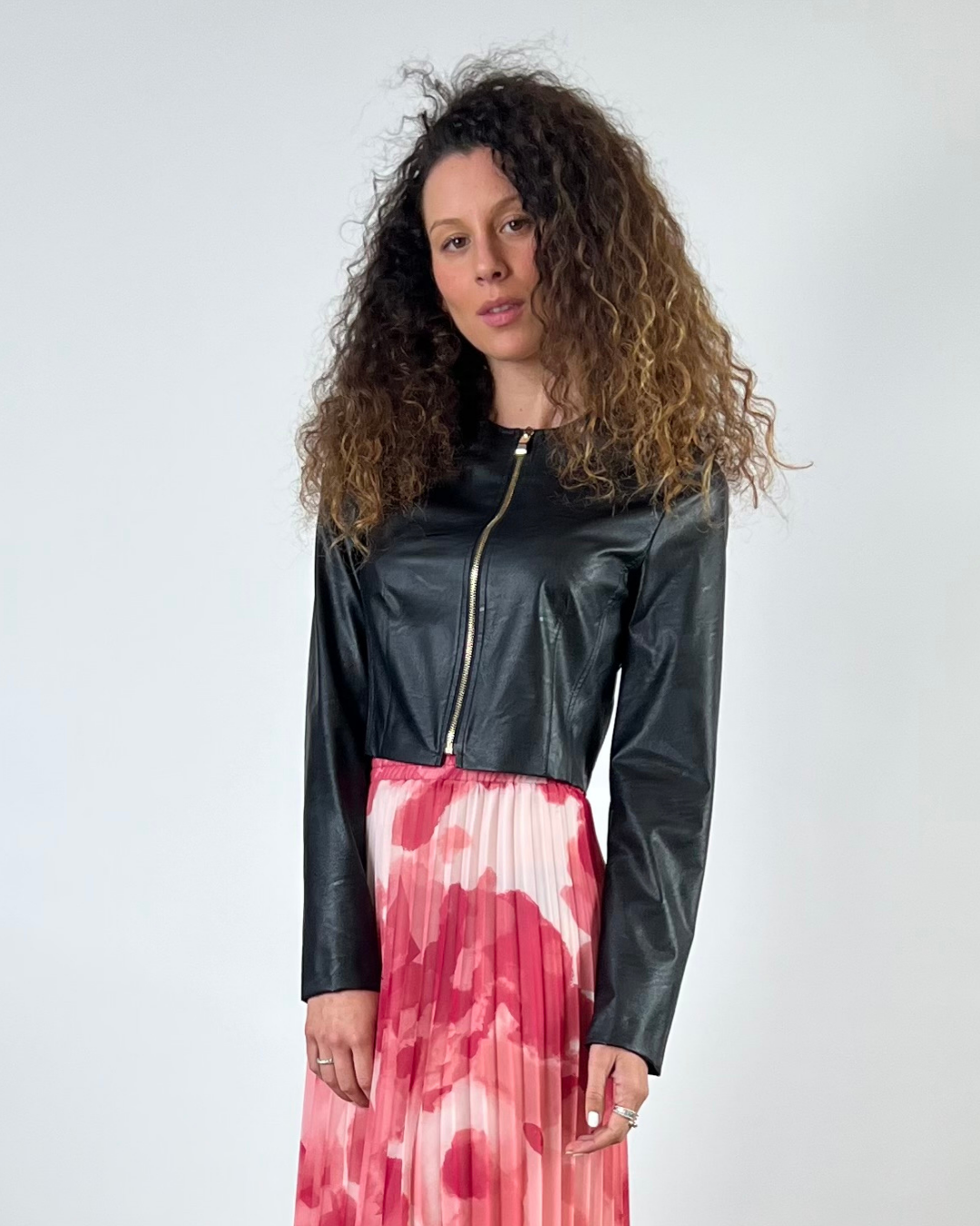 GIACCA CORTA IN ECOPELLE  CON ZIP NERA