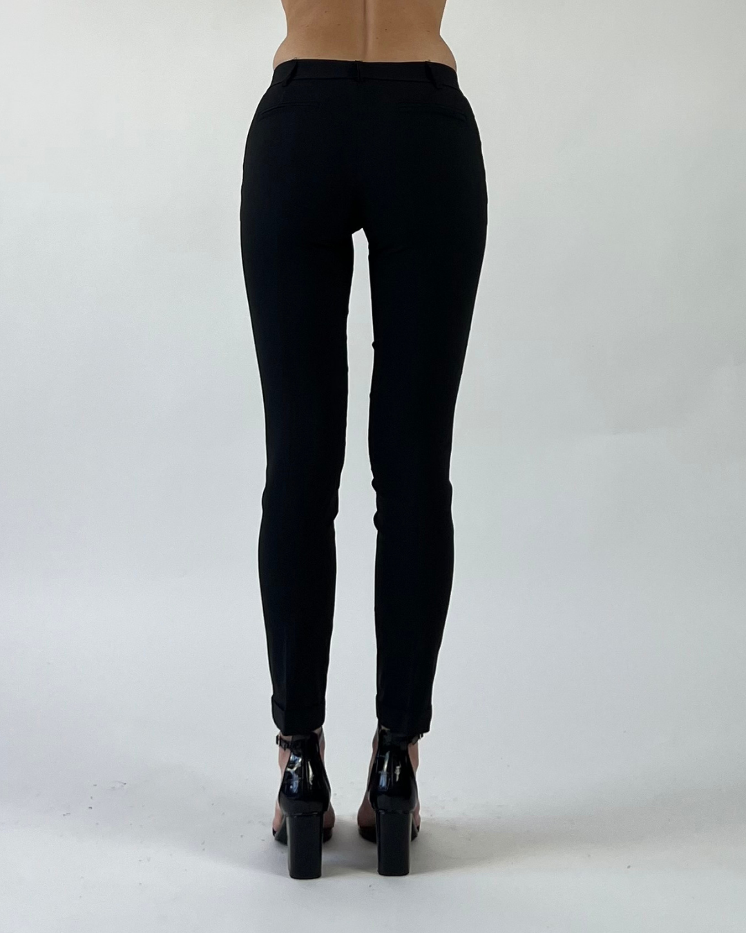 PANTALONE SKINNY TINTA UNITA CON RISVOLTO NERO